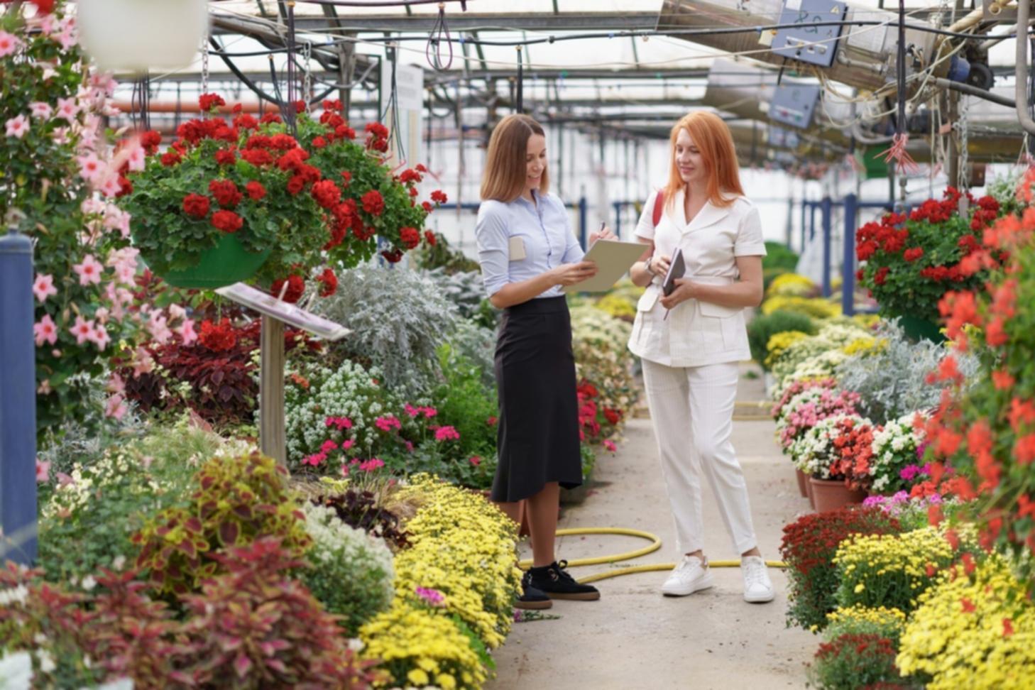 Atelier de création florale avec arrangements colorés