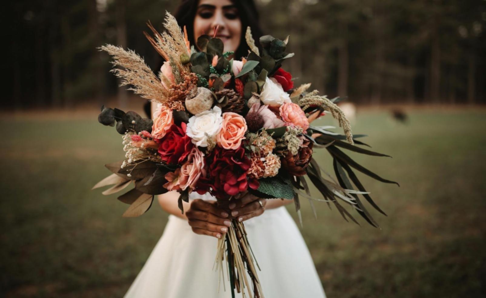Arrangement floral tropical avec fleurs locales