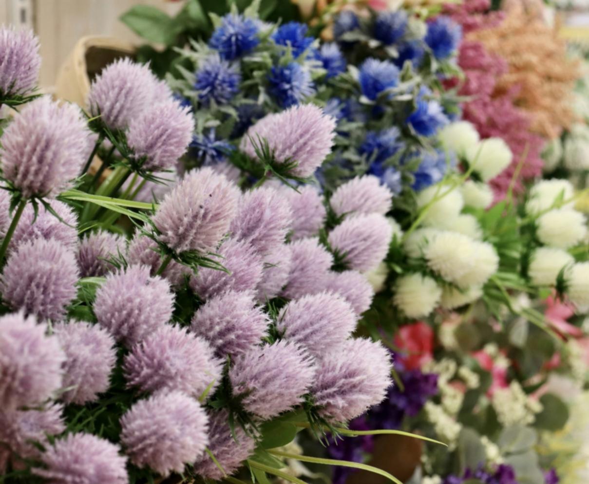 Atelier de composition florale avec diverses espèces tropicales